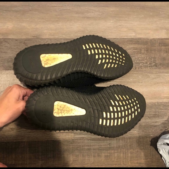 Yeezy Boost 350 V2 ‘Bred’ - Picture 3 of 4